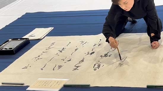 揮毫―土橋理事長2 — 土橋靖子